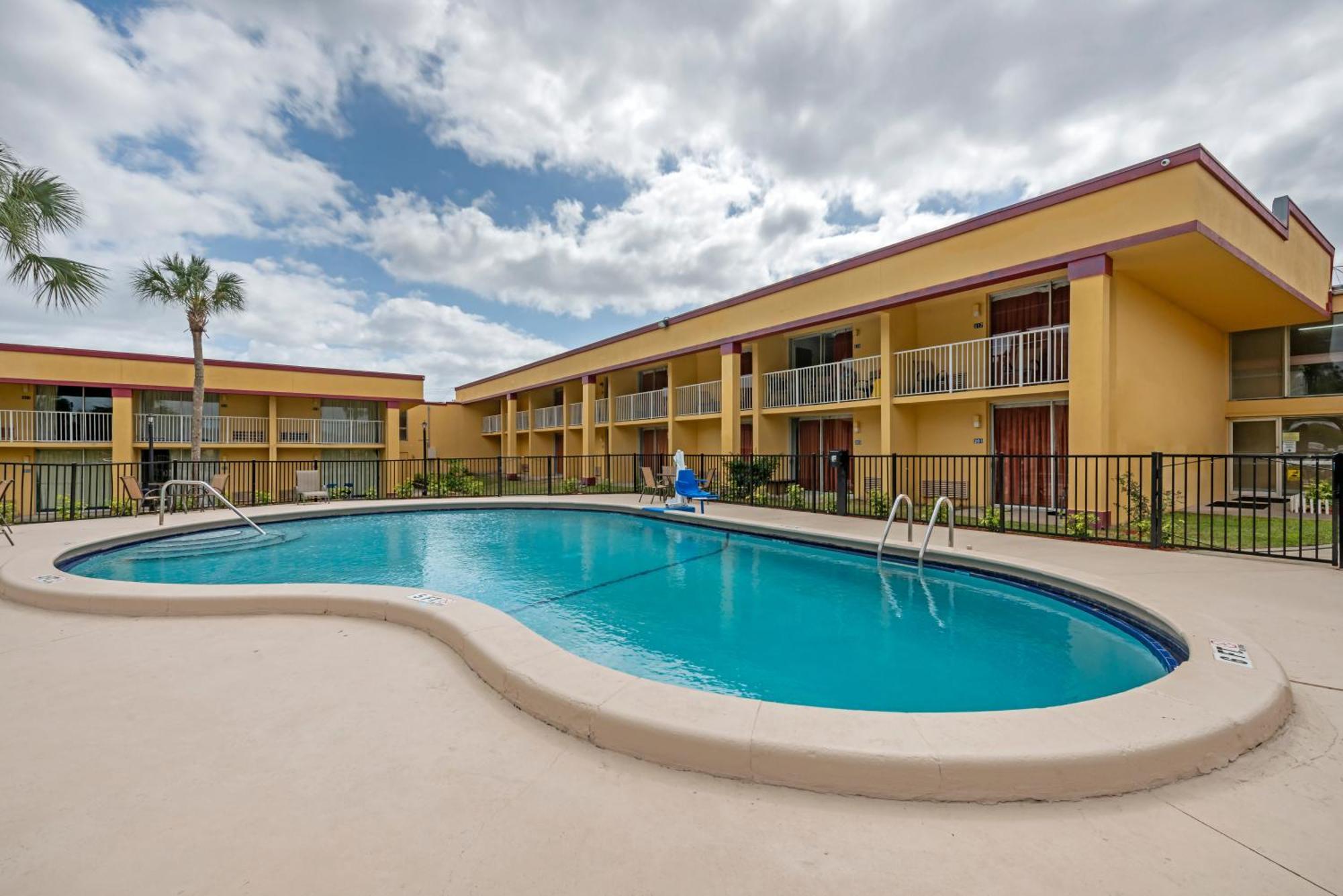 Rodeway Inn Clermont Bagian luar foto