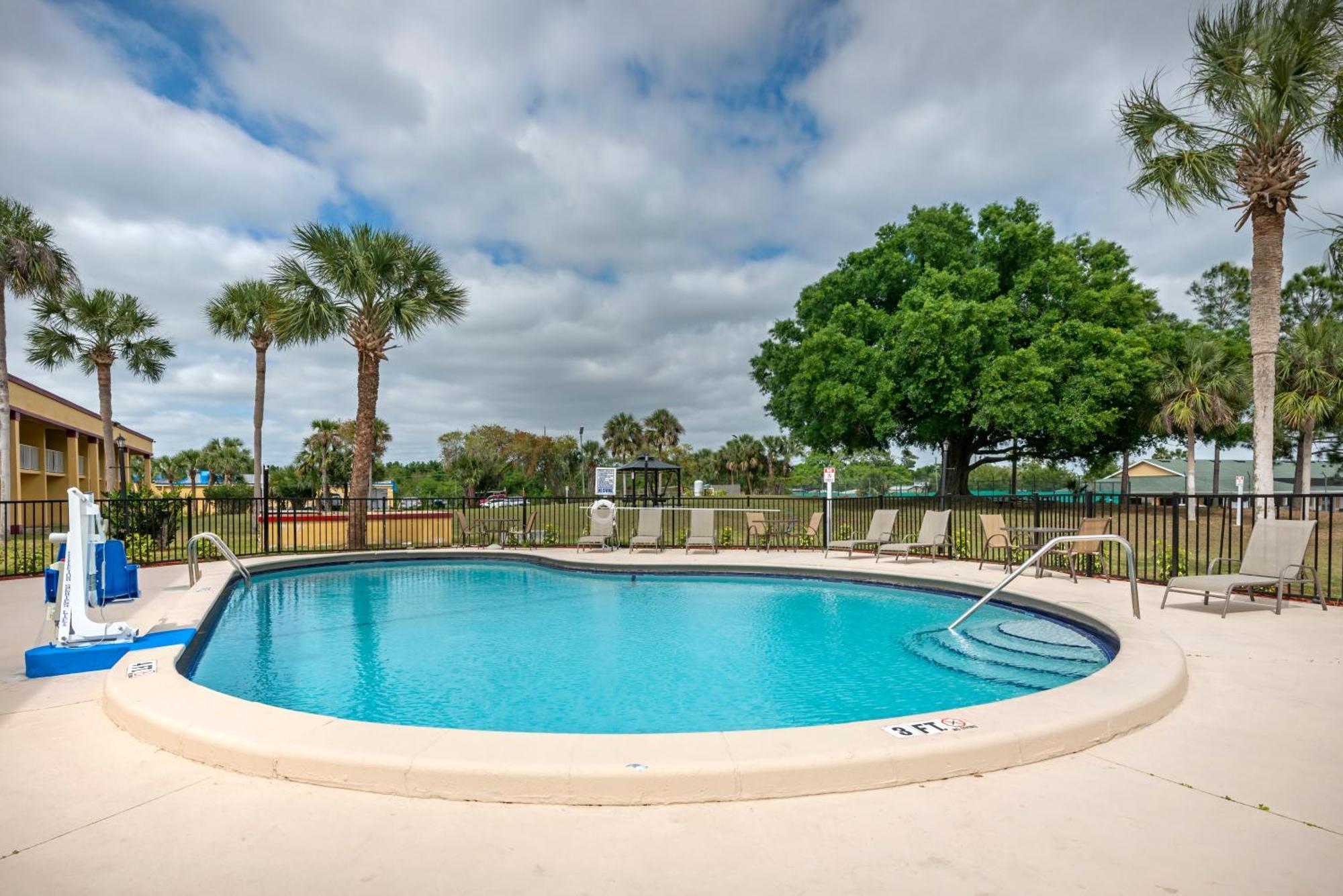 Rodeway Inn Clermont Bagian luar foto
