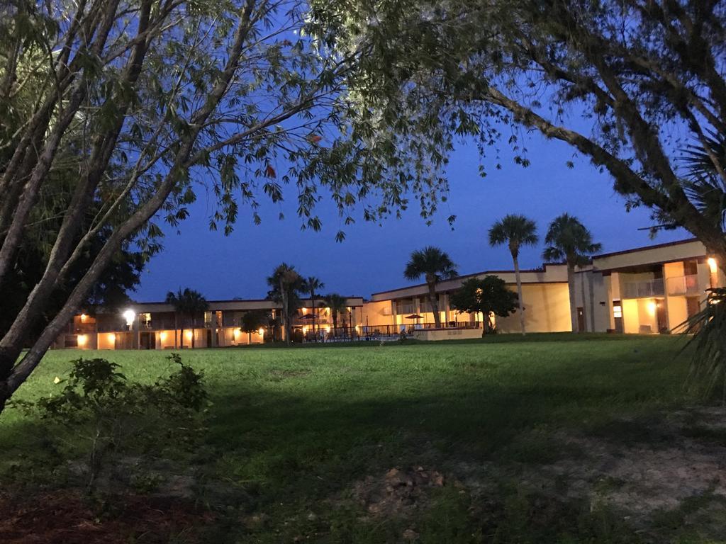 Rodeway Inn Clermont Bagian luar foto